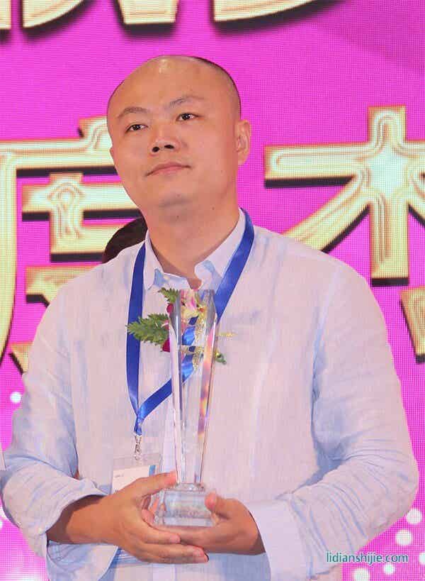 深圳市華思旭科技有限公司董事長雷云榮獲汽車電子行業(yè)年度杰出人物