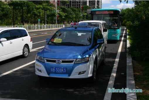 2011年4月11日杭州一輛電動出租車在行駛過程中發(fā)生火災(zāi)