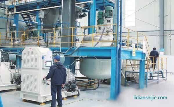 朗晟新能源科技有限公司工人正在廠房內操作設備