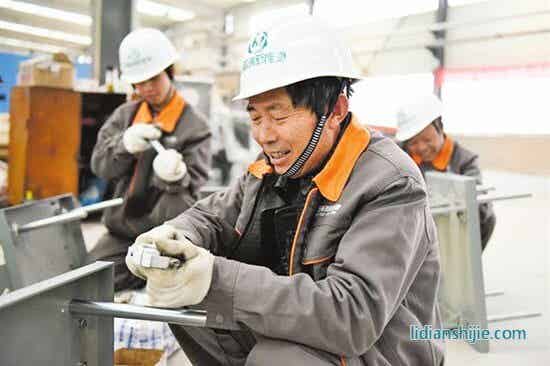 內(nèi)蒙古浩普瑞新能源材料股份有限公司一期正極材料項(xiàng)目工作人員調(diào)試設(shè)備