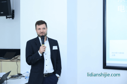杜爾中國(guó)應(yīng)用技術(shù)事業(yè)部副總裁 Andre Hurst先生介紹杜爾中國(guó)以及杜爾的電池制造相關(guān)解決方案
