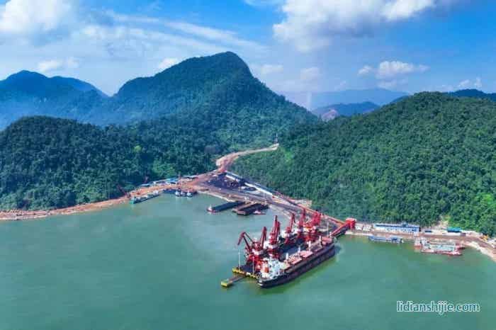 超萬金噸鎳產品在中偉印尼北莫羅瓦利產業(yè)基地園區(qū)碼頭裝載完畢