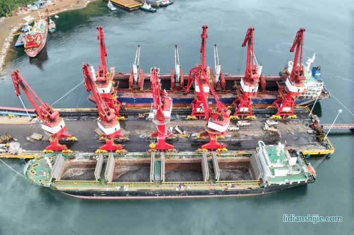 超萬金噸鎳產品在中偉印尼北莫羅瓦利產業(yè)基地園區(qū)碼頭裝載完畢