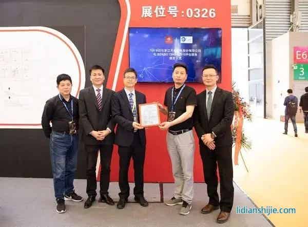 TUV南德輕工產品部丁宇斌先生（左三）、張炳剛先生（左二）、秦偉先生（右一）與浙江天宏都偉云先生（右二）、周新芳先生（左一）出席頒證儀式