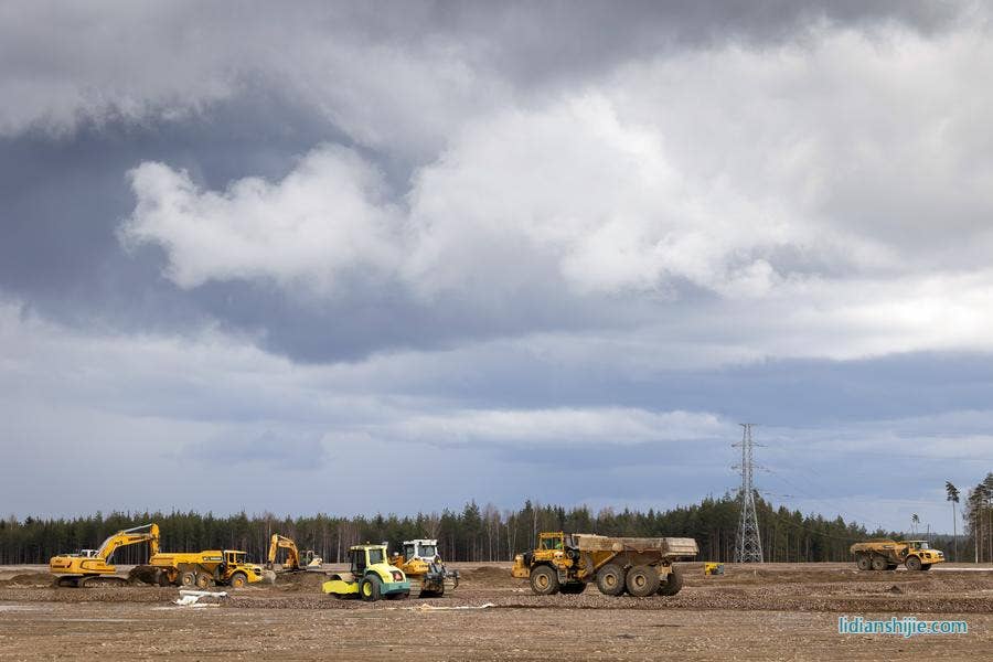 4月29日在芬蘭東南部城市科特卡拍攝的中芬合資、芬蘭首家鋰電池材料工廠施工現場