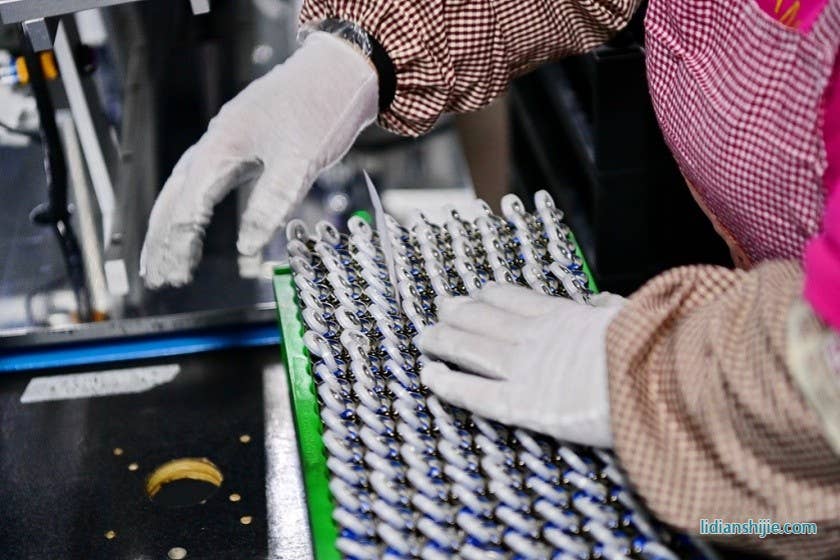 江西省撫州市一新能源科技公司鋰電池生產車間里，工人在加工出口的新能源鋰電池